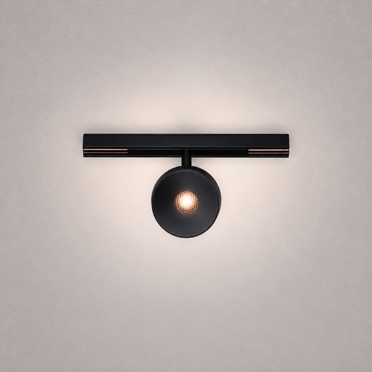 Close-up black TOUR PRIME 0178 rail light with honeycomb diffuser and copper strips