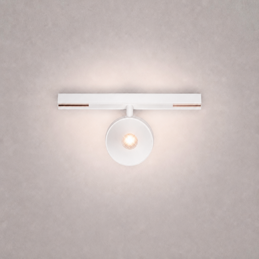 White TOUR PRIME 0178 rail spotlight with honeycomb diffuser and copper detail