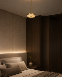 Luminaire plafond albâtre et laiton poli au-dessus d'un lit pour ambiance chambre reposante