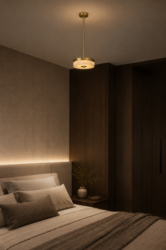 Luminaire plafond albâtre et laiton poli au-dessus d'un lit pour ambiance chambre reposante