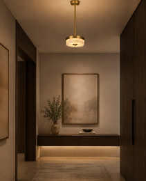 Plafonnier PLATA CEIL alabastre naturel veiné avec suspension laiton brossé dans couloir moderne