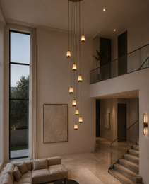 Lustre VESPER albâtre naturel à suspensions verticales dorées pour salon double hauteur