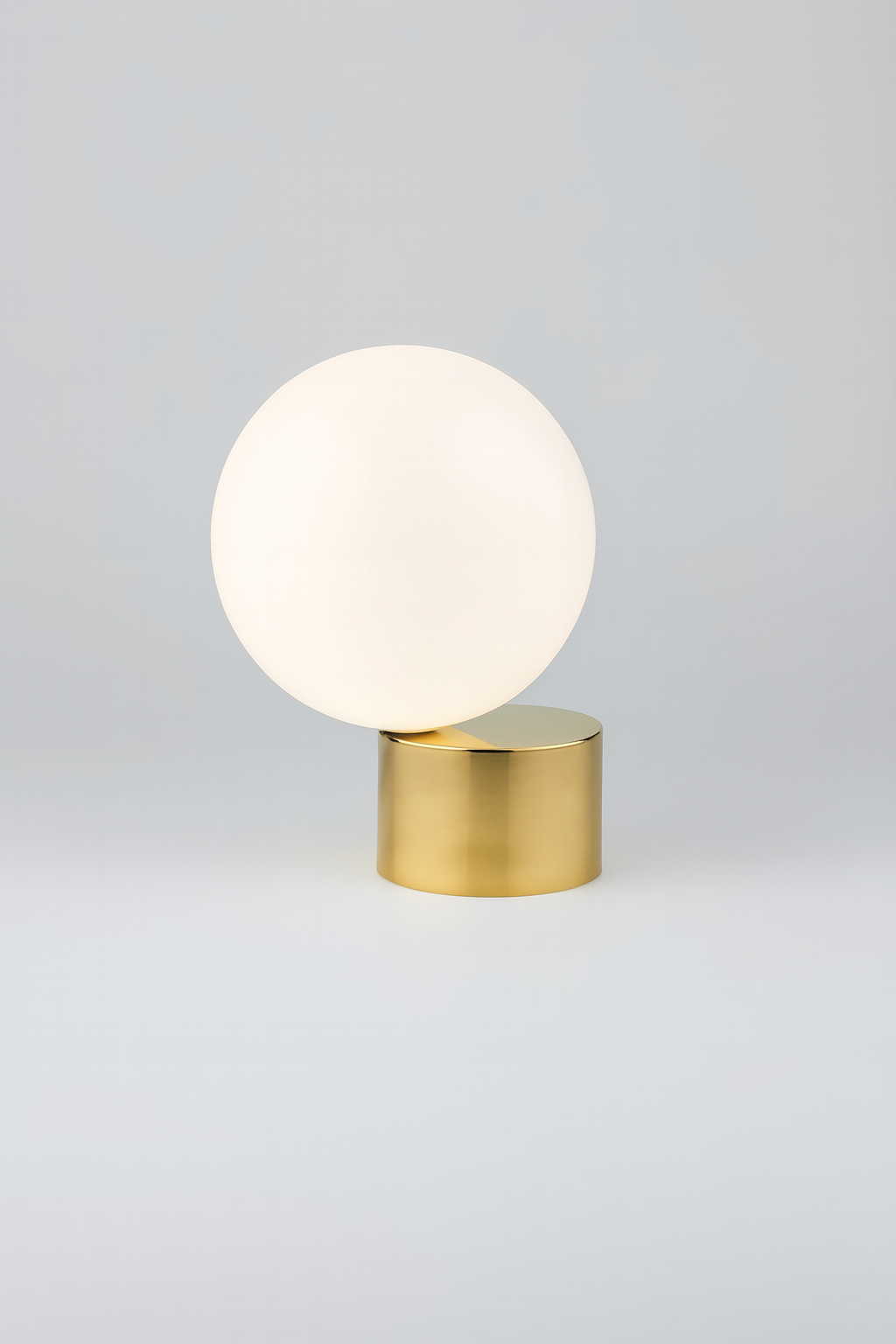 Lampe de Table Sphère Dorée – Élégance Minimaliste, Lumière Sculptée