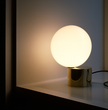 Lampe de Table Sphère Dorée – Élégance Minimaliste, Lumière Sculptée